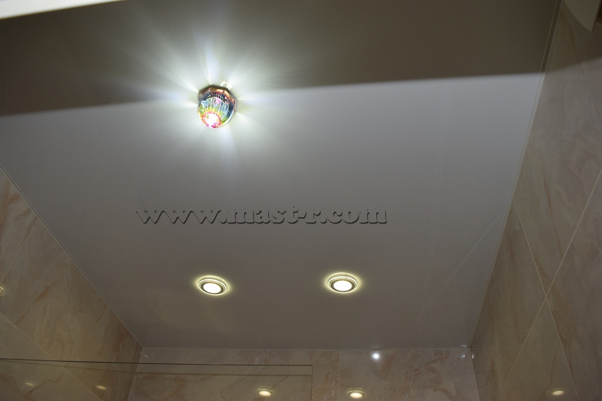 Натяжной потолок с точечными светильниками.