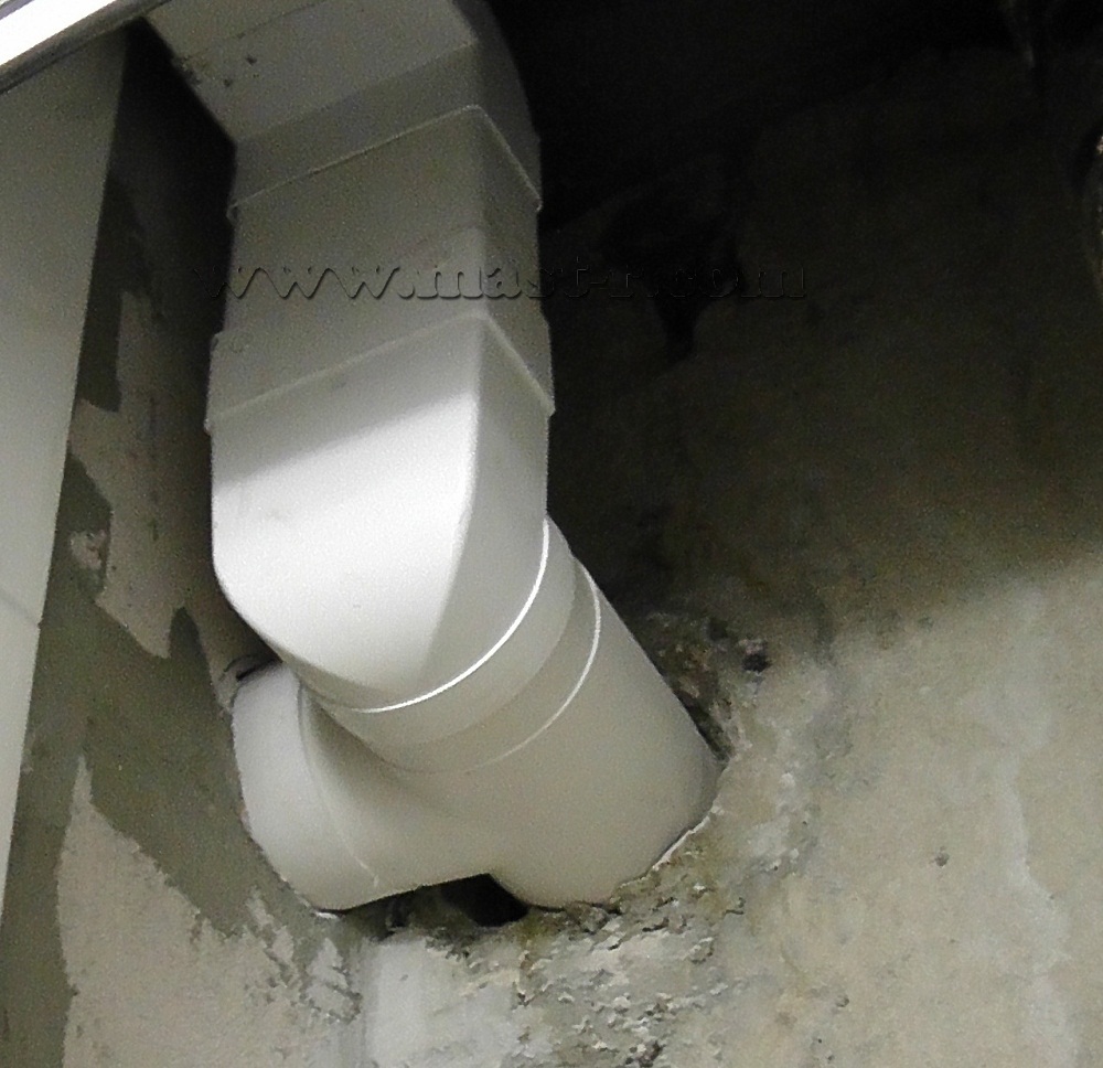 Вентиляционные короба для установки двух вентиляторов. В туалете вентилятор монтировался из потолка, а в ванной из стены.