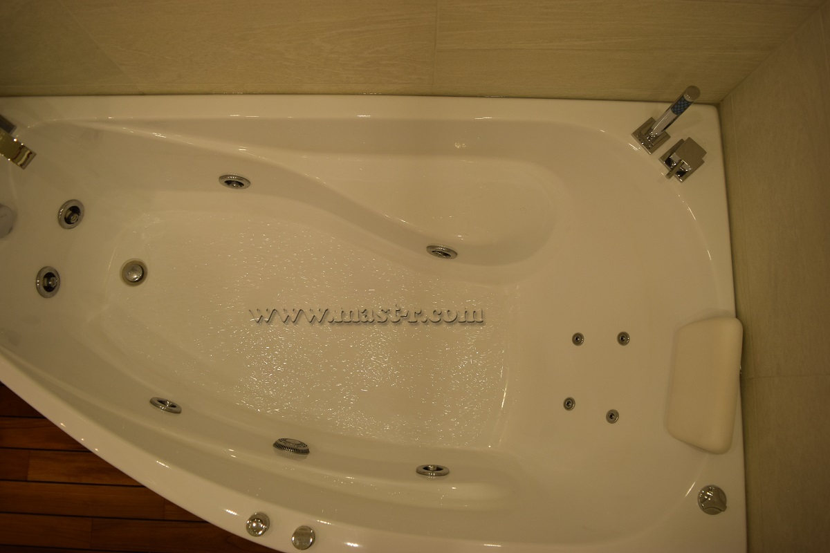 Асимметричная ванна с гидромассажем.