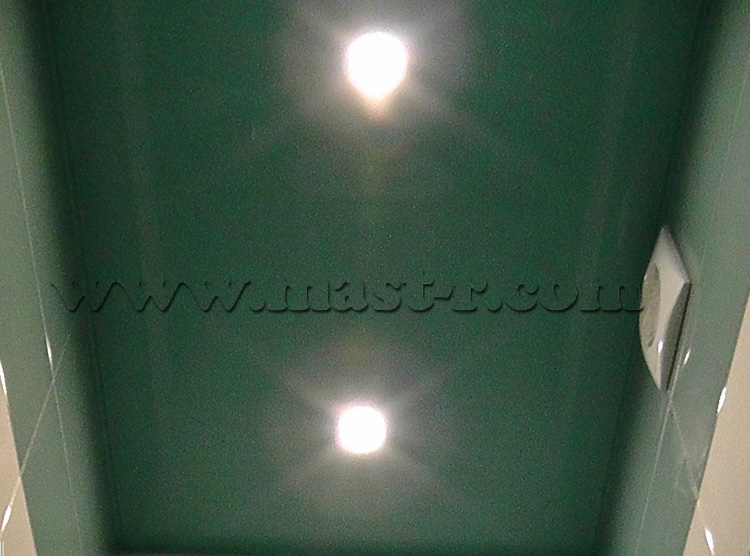 Натяжной потолок зелёного цвета в санузле