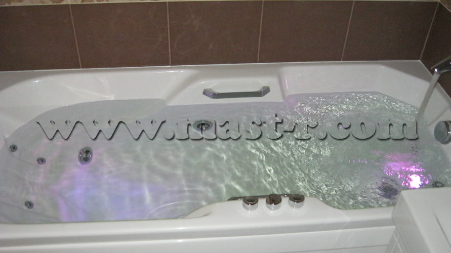 Акриловая ванна с гидромассажем, аэромассажем и хромотерапией